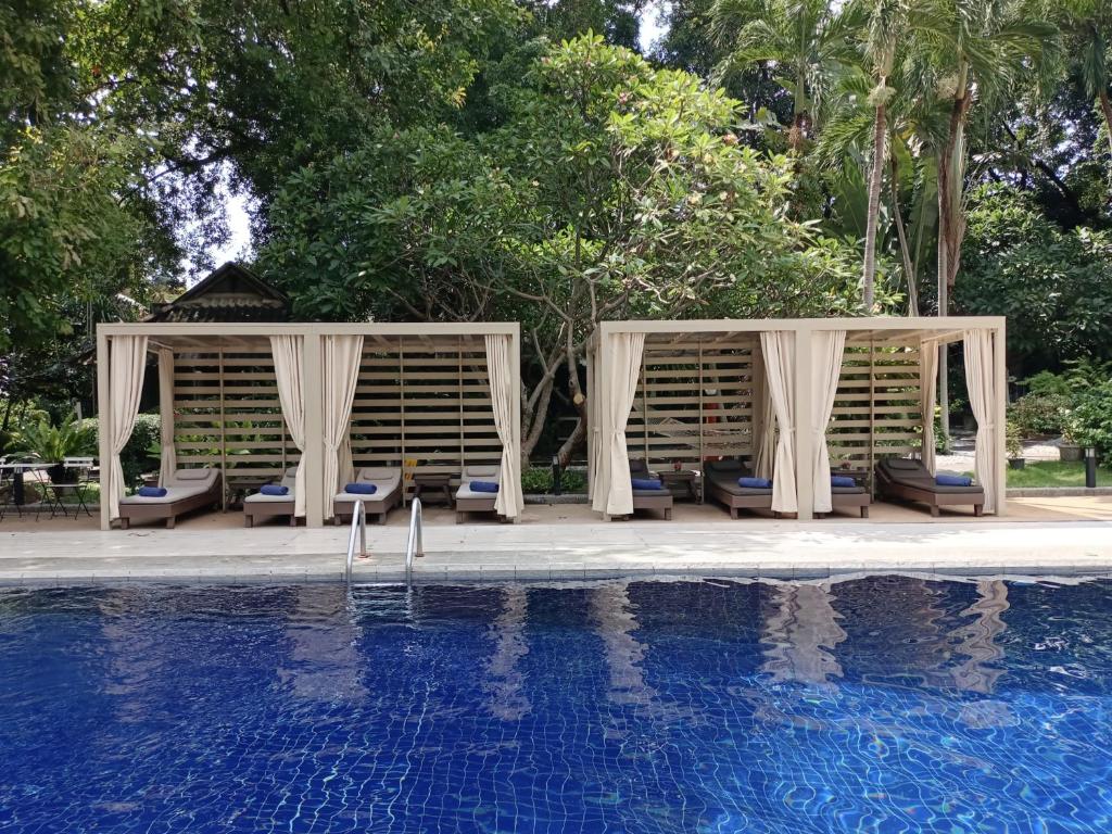 Let's Hyde Pattaya Resort & Villas - Pool Cabanas - Resim 10