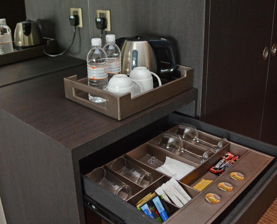 Příslušenství pro přípravu čaje a kávy v ubytování Sama Sama Hotel KLIA