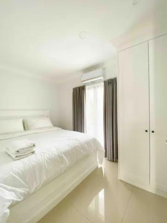 Postel nebo postele na pokoji v ubytování Loewys Home Tanjung Duren Jakarta Barat