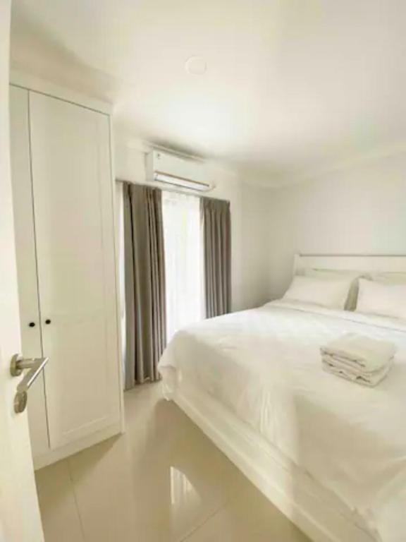 Postel nebo postele na pokoji v ubytování Loewys Home Tanjung Duren Jakarta Barat