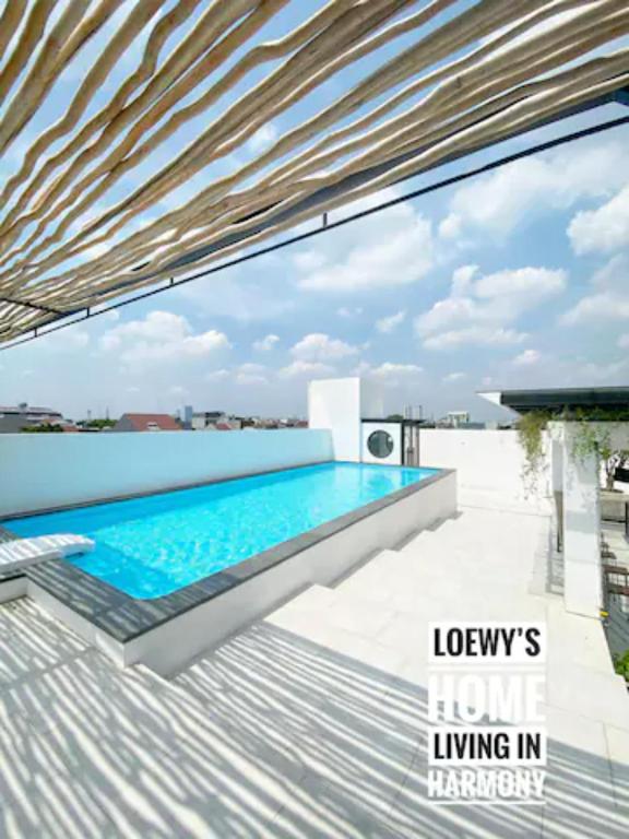 Bazén v ubytování Loewys Home Tanjung Duren Jakarta Barat nebo v jeho okolí