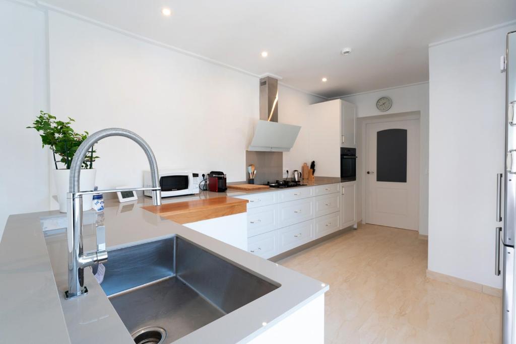 A kitchen or kitchenette at Penthouse Duplex 4 PAX by costablancarent