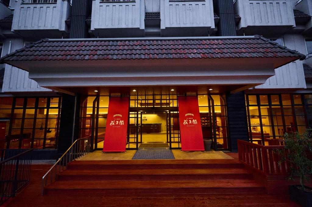 una entrada a un edificio con puertas rojas en Seitenkaku en Hita