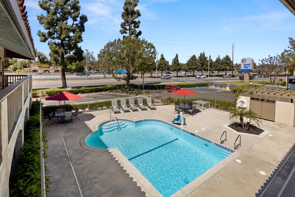 an overhead view of a swimming pool at a resort at Good Nite Inn Camarillo in Camarillo