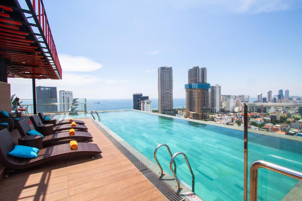 Bazén v ubytování Cordial Grand Hotel Da Nang Beach - Infinity Rooftop Pool nebo v jeho okolí