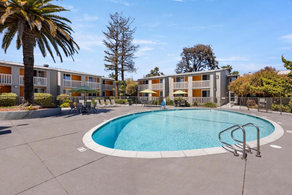 a swimming pool in front of a building at Good Nite Inn Redwood City - San Francisco Airport in Redwood City