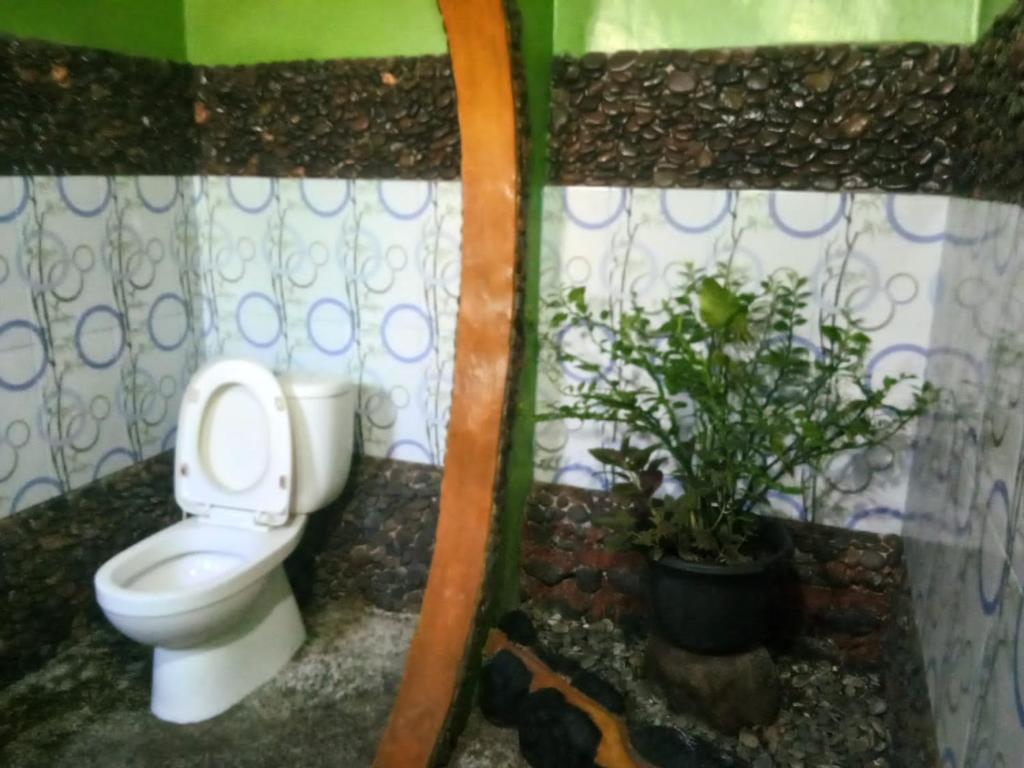 Bagno di Lucky Bamboo'Bungalows-Resto and Orangutan Jungle Trekking Tours
