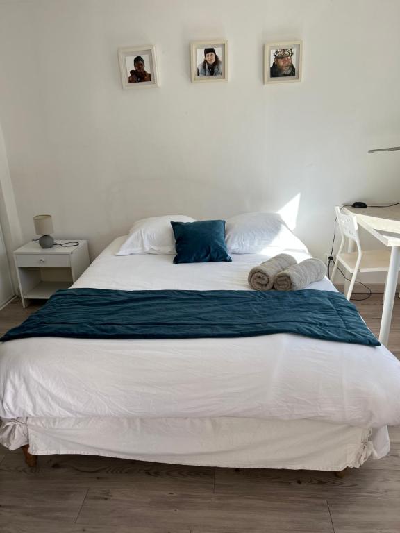 ein Schlafzimmer mit einem großen weißen Bett mit Handtüchern darauf in der Unterkunft Tours, Touraine et Chateaux de la Loire in Fondettes