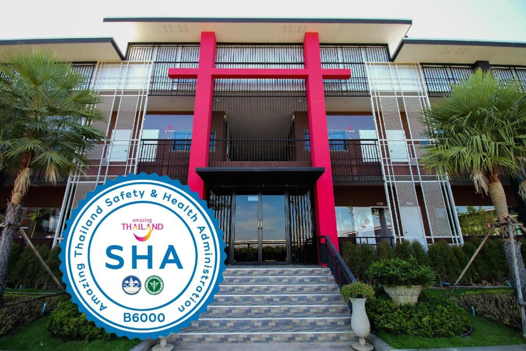 budynek z napisem "sha" przed nim w obiekcie tt Residence w mieście Chachoengsao