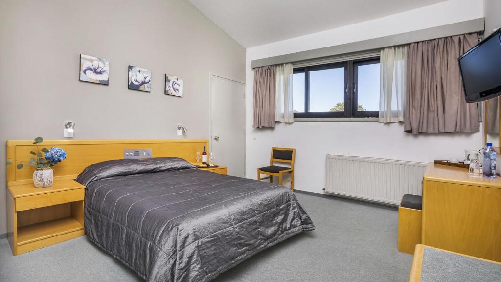 Postel nebo postele na pokoji v ubytování Troodos Hotel & Spa