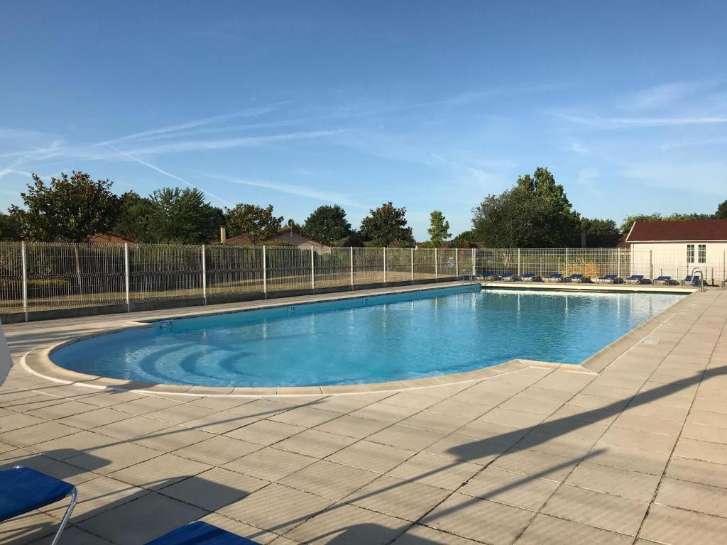 Peaceful holiday home with pool at Les Forges - Casa De Vacaciones De Dos Habitaciones