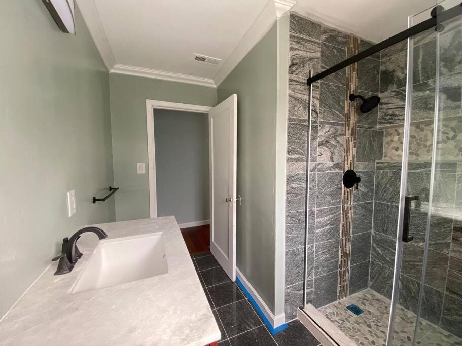 Modern 4 Bed Bungalow San Leandro-Oakland Airport WasherDryer Ideal for Long Term Stay - Housity