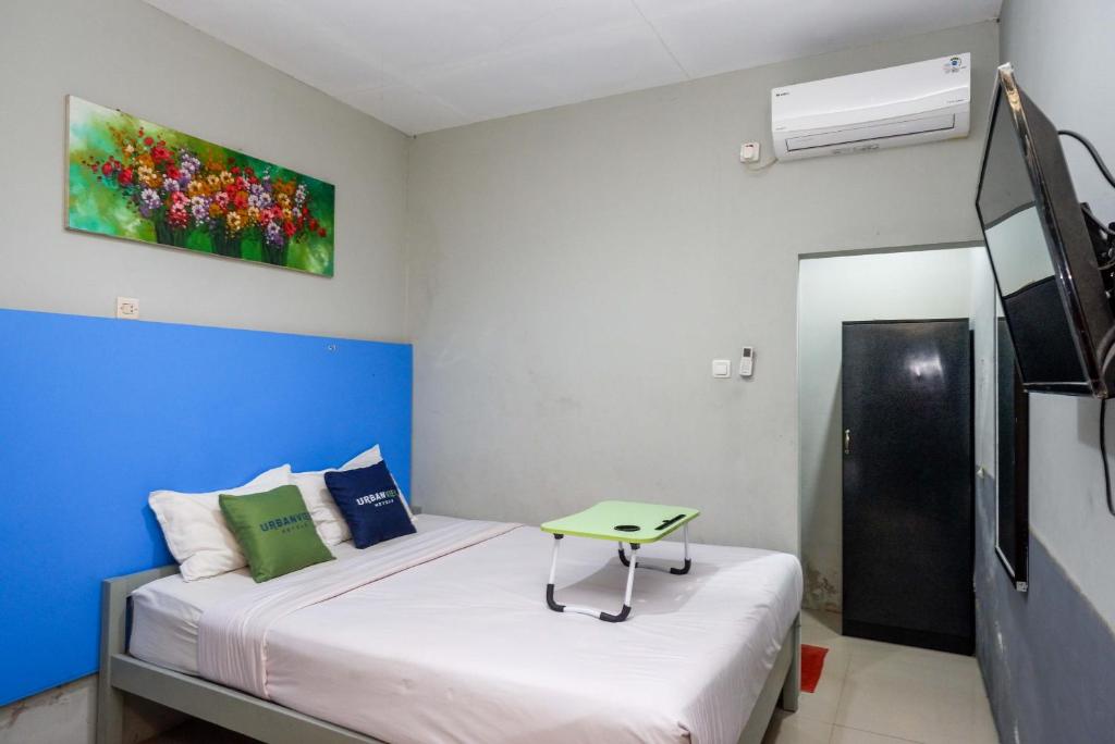 Ліжко або ліжка в номері Urbanview Hotel Syariah Prambanan by RedDoorz