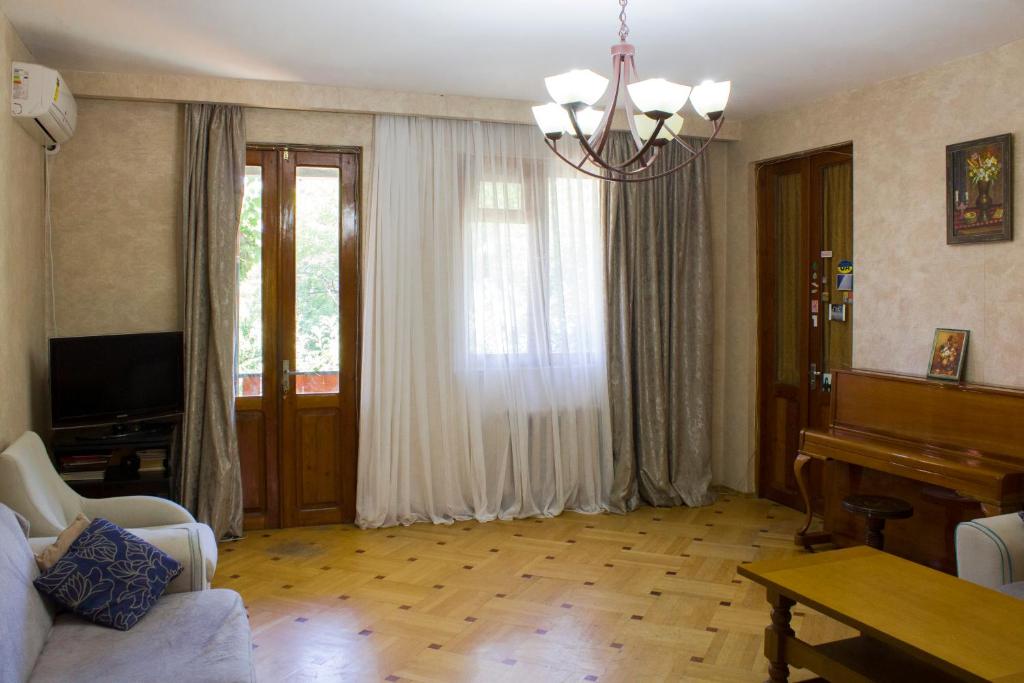 TV a/nebo společenská místnost v ubytování Nino's Guest House