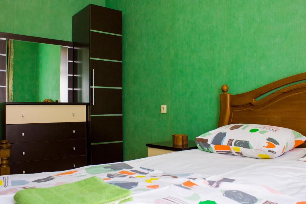 Postel nebo postele na pokoji v ubytování Nino's Guest House