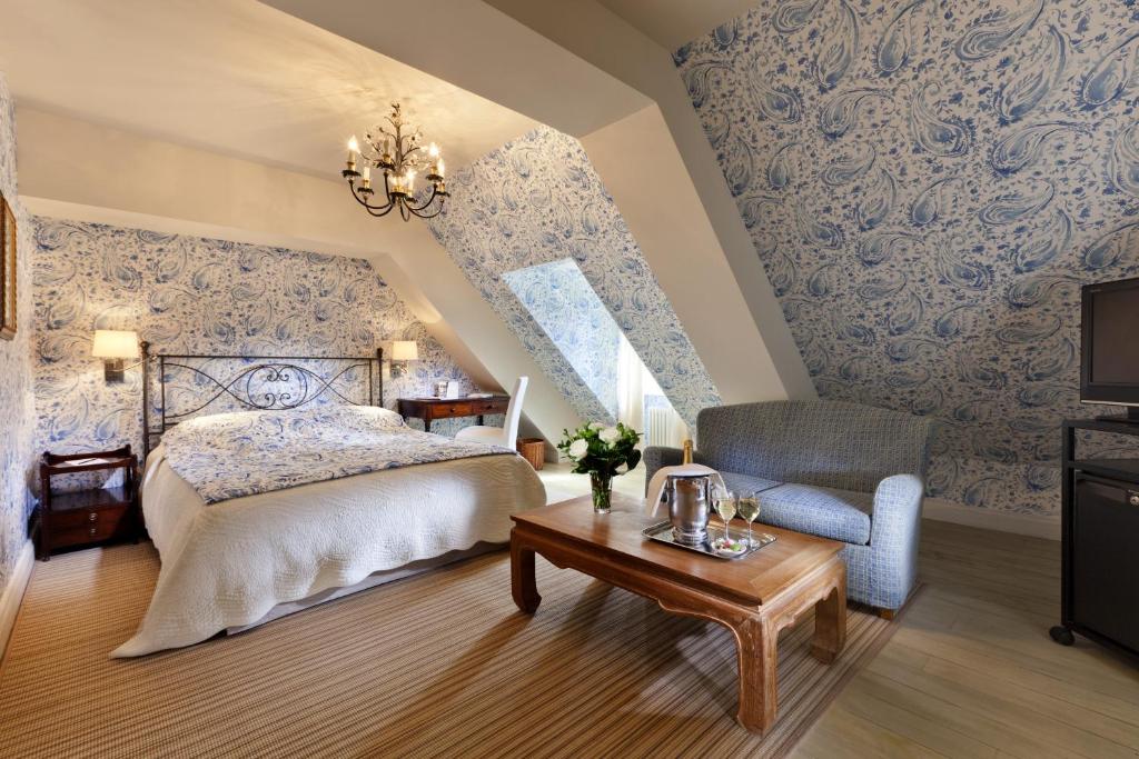 Postel nebo postele na pokoji v ubytování Chateau De Germigney