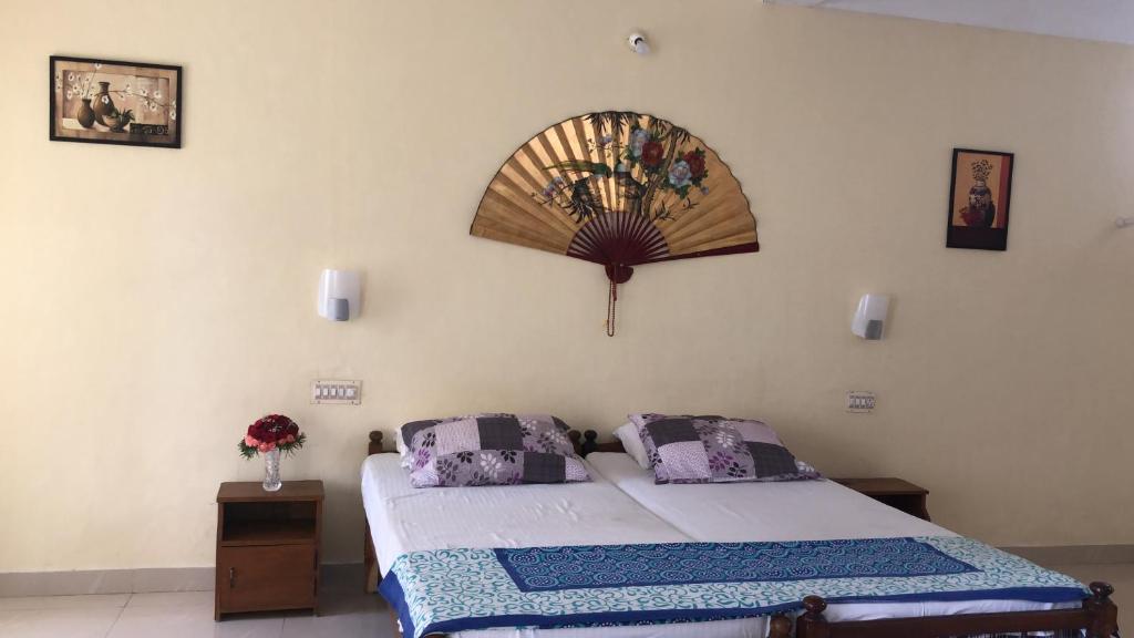 Tempat tidur dalam kamar di Sandy beach hotel