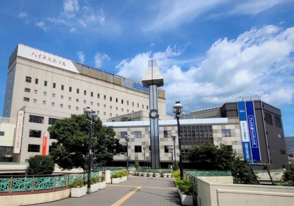 un edificio con una luz de la calle delante de él en Highness Hotel Kurume en Kurume