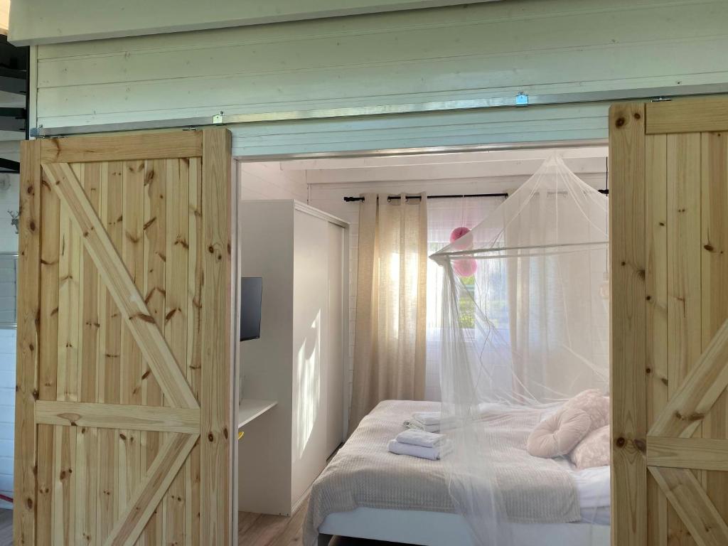 Postel nebo postele na pokoji v ubytování Bajkowy domek Villa Rosa na Kaszubach