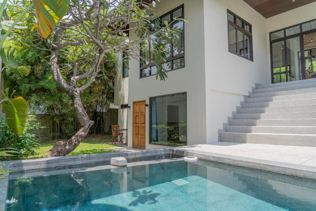 een zwembad voor een huis bij THALEMAAN POOL VILLA in Koh Samui 