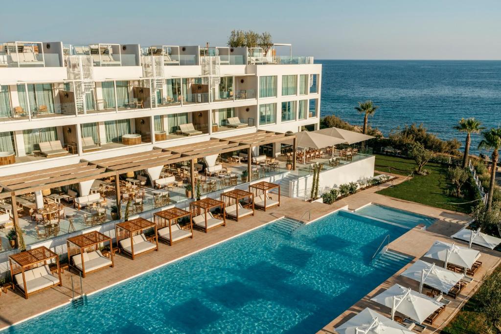 una vista aerea di un hotel con piscina e oceano di Villa Le Blanc, a Gran Meliá Hotel - The Leading Hotels of The World a Santo Tomás