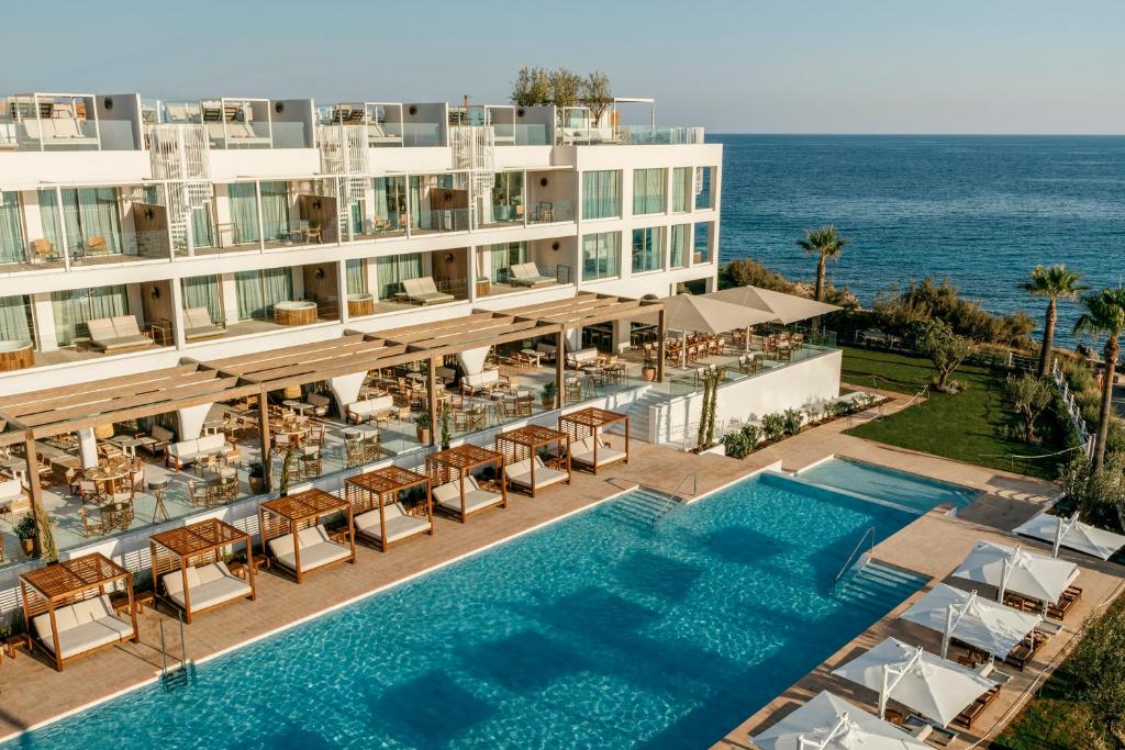 una vista aérea de un hotel con piscina y el océano en Villa Le Blanc, a Gran Meliá Hotel - The Leading Hotels of The World, en Santo Tomás