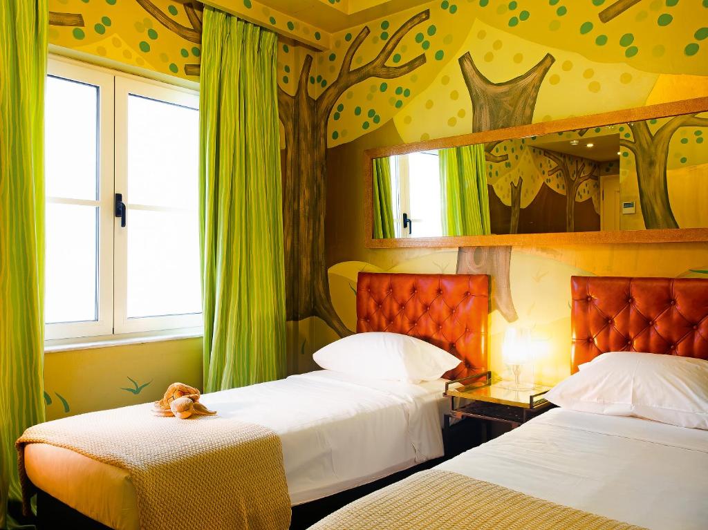 Posteľ alebo postele v izbe v ubytovaní Grecotel Pallas Athena