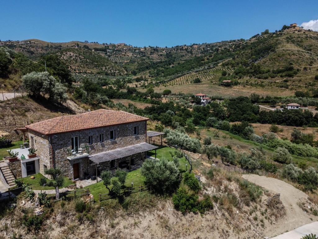 una vista aérea de una casa en una colina en Country House L'antica pietra, en Perdifumo