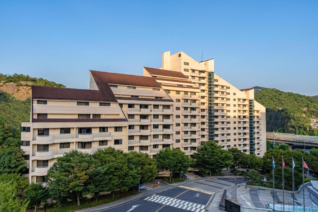 un grande edificio con una strada davanti di Swiss Grand Hotel Seoul & Grand Suite a Seul