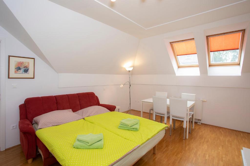 Postel nebo postele na pokoji v ubytování Apartments Agenija Bled