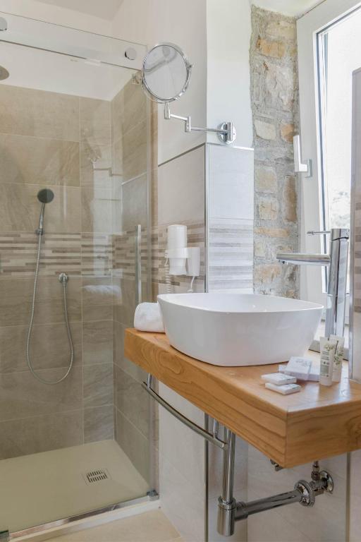łazienka z umywalką i prysznicem w obiekcie Country House L'antica pietra w mieście Perdifumo
