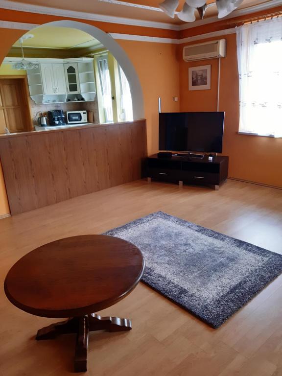 Televízia a/alebo spoločenská miestnosť v ubytovaní Gábor Pál 1 Apartman 1 szoba