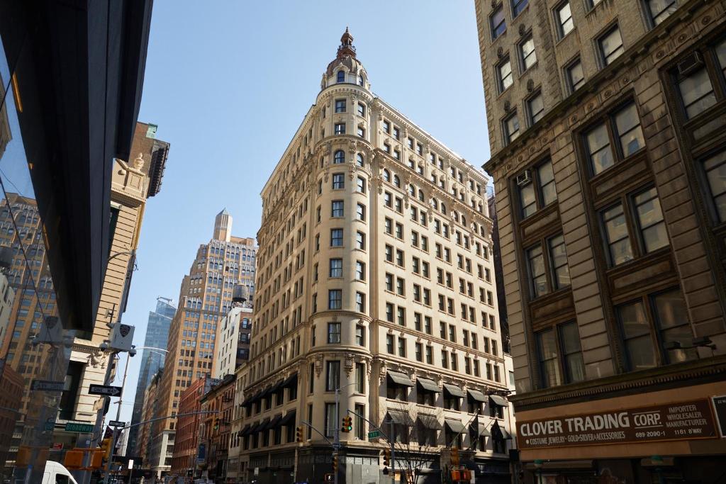The Ned NoMad في نيويورك: مبنى طويل على شارع المدينة وبه مباني طويلة