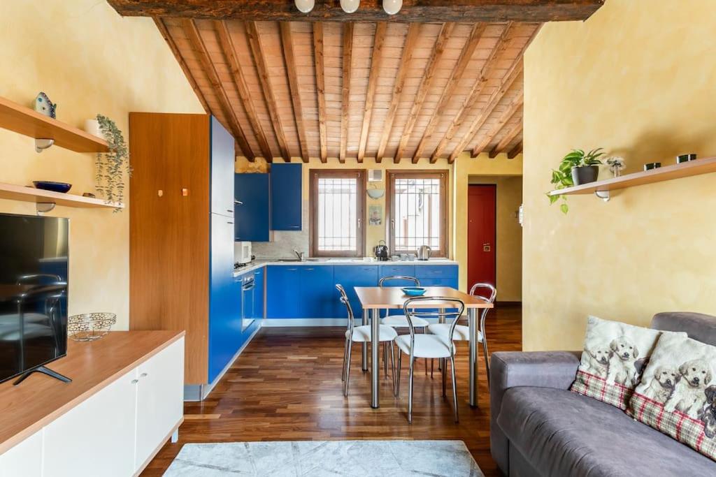 - un salon avec un canapé et une table avec des chaises dans l'établissement Residence dei Frutti pieno centro - Il Cedro, à Padoue