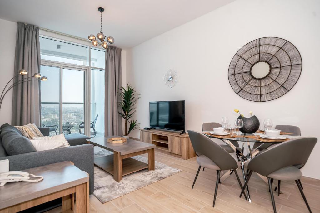 uma sala de estar com um sofá e uma mesa em HiGuests - Gorgeous Apartment Close to JBR Beach em Dubai