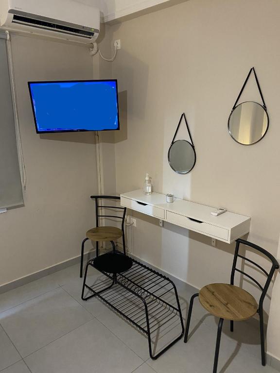 TV a/nebo společenská místnost v ubytování Theo Appartement Athen