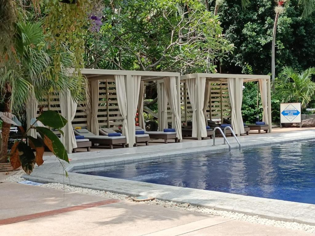 Let's Hyde Pattaya Resort & Villas - Pool Cabanas - Resim 6