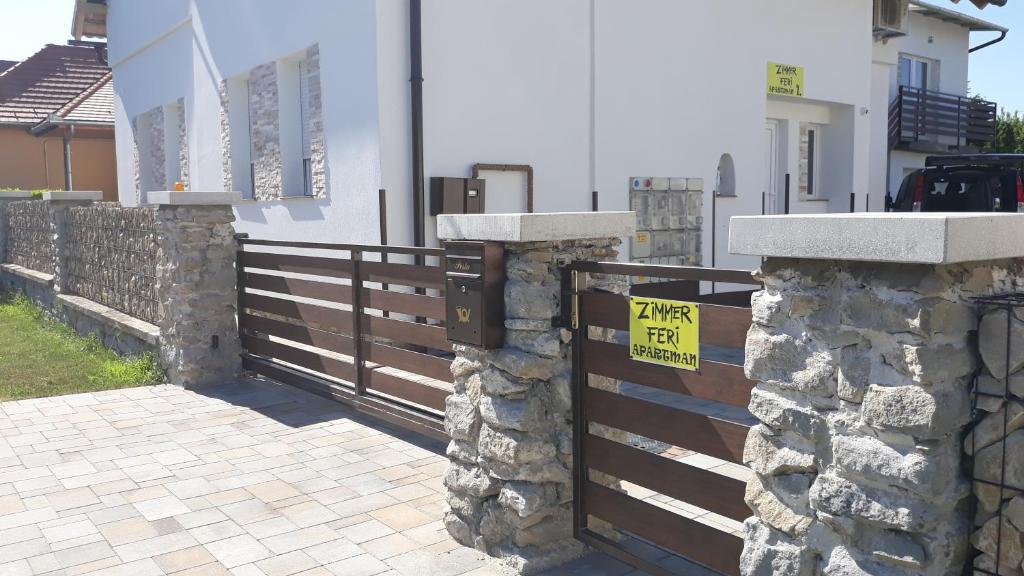 Budova, v ktorej sa apartmán nachádza
