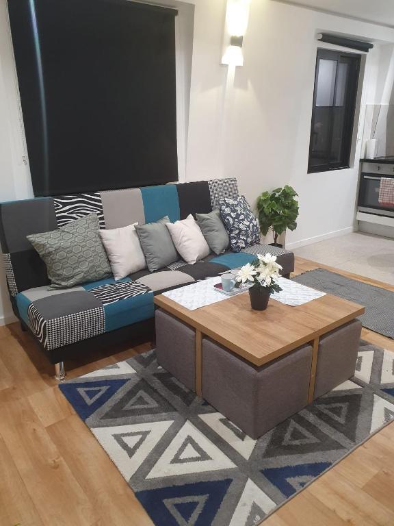 un salon avec un canapé et une table basse dans l'établissement Charme appart près de Paris& CDG&Parc d'exposition, à Aulnay-sous-Bois