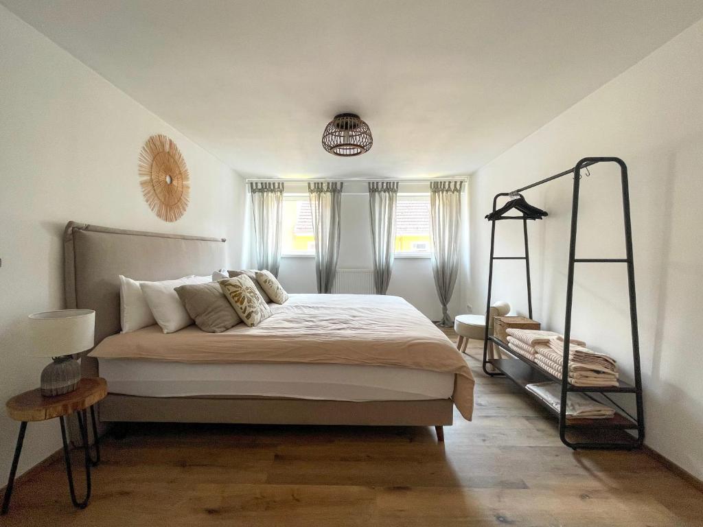 ein Schlafzimmer mit einem großen Bett in einem Zimmer in der Unterkunft CASA CASSAI - Casa Milo in Meiningen