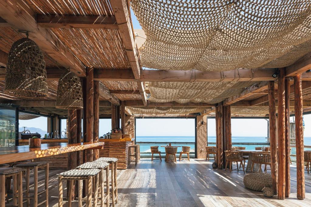 restauracja z widokiem na ocean w obiekcie La Mer Resort & Spa - Adults Only w mieście Georgioupolis