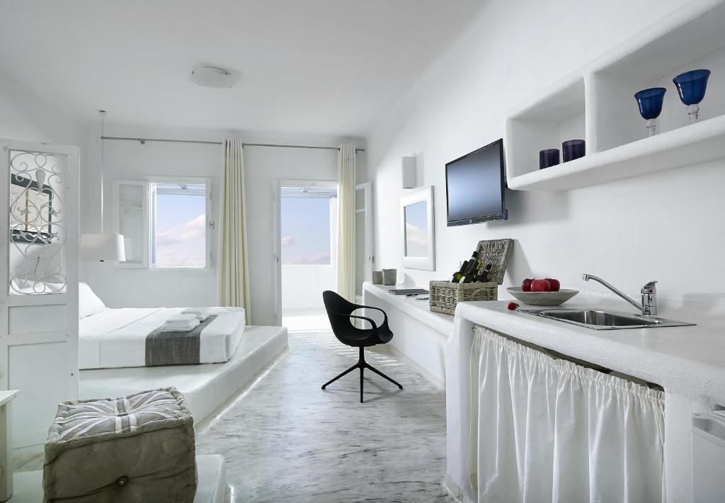 TV a/nebo společenská místnost v ubytování Artemis Seaside Resort