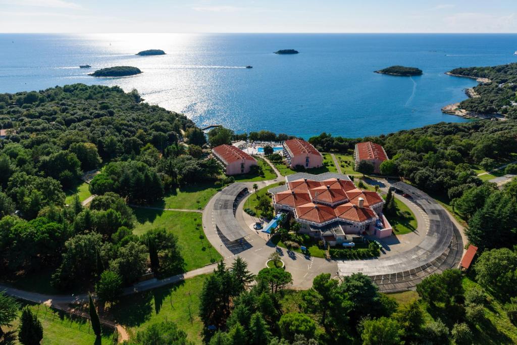 une vue aérienne sur une maison avec un grand toit dans l'établissement Maistra Select Funtana All Inclusive Resort, à Funtana