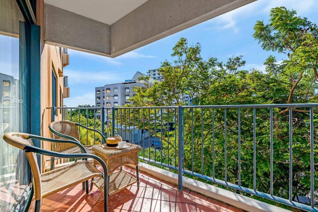 een balkon met een tafel en een stoel bij Seaside Oasis with Balcony along the Esplanade in Darwin