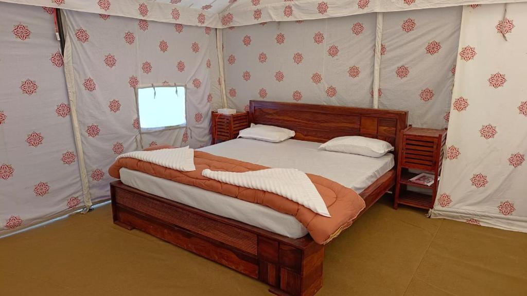 Postel nebo postele na pokoji v ubytování Kutch Classic Resort Camp