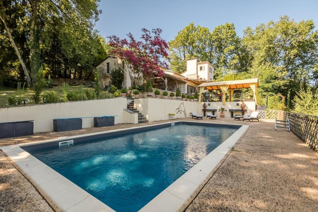 uma piscina no quintal de uma casa em Vila avec, piscine, tennis. em Rivaux