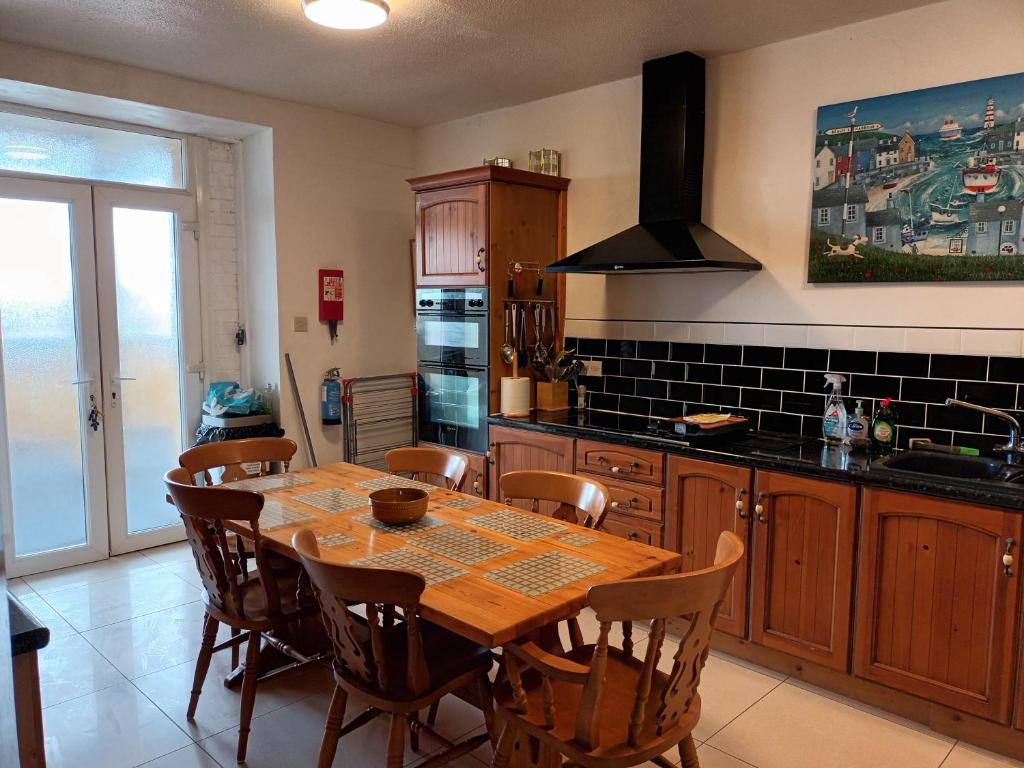 King Arthur Suite, 26 Plas Darien, Lon Isalt, Treaddur Bay, Anglesey LL65 2UP Trearddur