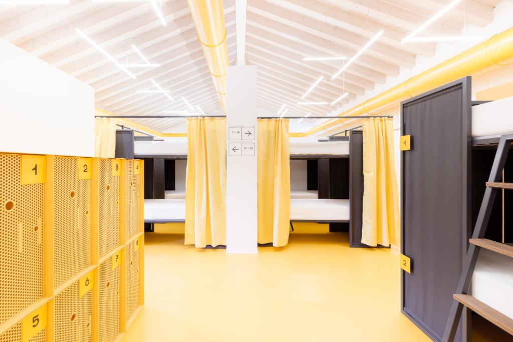 Łóżko lub łóżka w pokoju w obiekcie Nomad Hostel