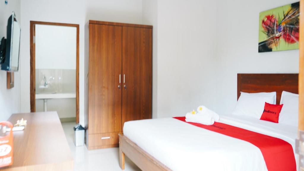 Postel nebo postele na pokoji v ubytování RedDoorz at Ampenan Mataram Lombok