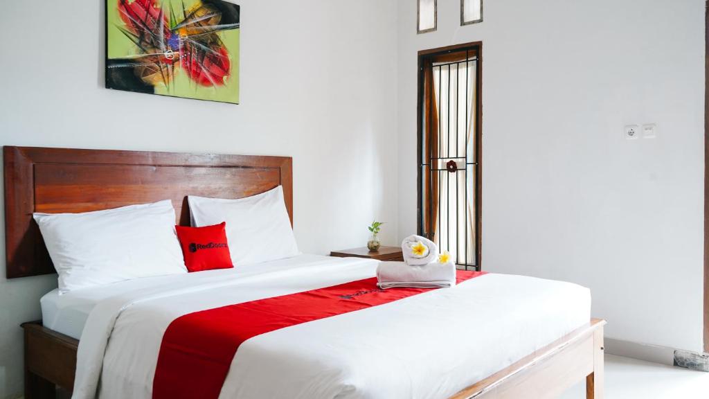 Postel nebo postele na pokoji v ubytování RedDoorz at Ampenan Mataram Lombok